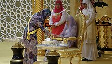 Brunėjaus karalienė Saleha su dukra, princese Hafizah