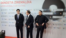 I&scaron; kairės: Benicio Del Toro, Oliveris Stone'as ir Johnas Travolta
