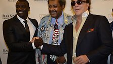I&scaron; kairės: hiphopo atlikėjas Akonas, prodiuseris Donas Kingas ir aktorius Mickey Rourke'as