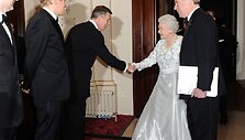 Karalienė Elizabeth II su Karali&scaron;kųjų operos namų vadovais
