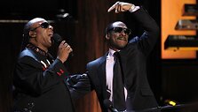 Eddie Murphy (de&scaron;inėje) ir Stevie Wonderis