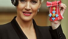 Aktorė Kate Winslet su apdovanojimu