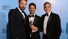 Režisierius Benas Affleckas (kairėje) su &bdquo;Argo&ldquo; prodiuseriais Grantu Heslovu (centre) ir George'u Clooney