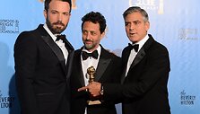 Režisierius Benas Affleckas (kairėje) su &bdquo;Argo&ldquo; prodiuseriais Grantu Heslovu (centre) ir George'u Clooney