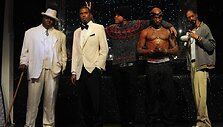 Britų reperis Chipas (centre) su (i&scaron; kairės) reperių The Notorious B.I.G., Seano Combso-Diddy, Tupaco Shakuro ir Snoop Doggo va&scaron;kinėmis figūromis