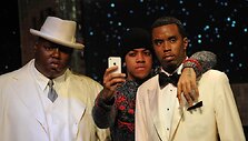 Britų reperis Chipas (centre) su The Notorious B.I.G. (kairėje) ir Tupaco Shakuro va&scaron;kinėmis figūromis