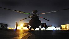 Princo Harry pilotuojamas kovinis &bdquo;Apache&ldquo; sraigtasparnis