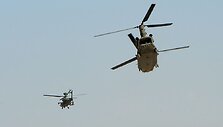 Princas Harry pilotuojamas &bdquo;Apache&ldquo; sraigtasparnis (kairėje)