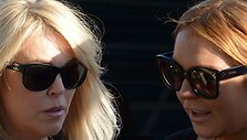 Lindsay Lohan (de&scaron;inėje) su mama Dina