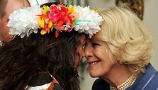 Kornvalio hercogienė Camilla su maorių dailininke Rosanna Raymond