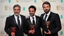I&scaron; kairės: George'ui Clooney, Grantui Heslovui ir Benui Affleckui &ndash; apdovanojimas už geriausią metų filmą (&bdquo;Argo&ldquo;)