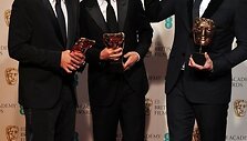 I&scaron; kairės: George'ui Clooney, Grantui Heslovui ir Benui Affleckui &ndash; apdovanojimas už geriausią metų filmą (&bdquo;Argo&ldquo;)