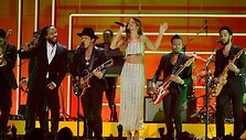 Rihanna, Bruno Marsas, Stingas, Ziggy, Stephenas ir Damianas Marley 