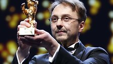 Rumunų režisieriui Calinui Peteriui Netzerui &ndash; &bdquo;Auksinis lokys&ldquo; už geriausią metų filmą (&bdquo;Child's Pose&ldquo;)