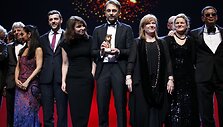 Režisierius Calinas Peteris Netzeras (centre) su &bdquo;Auksiniu lokiu&ldquo; ir festivalio žiuri