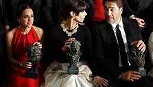 Javieras Bardemas su geriausiomis metų aktorėmis pripažintomis Macarena Garcia (kairėje) ir Maribel Verdu