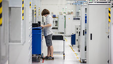 Spaudos konferencija ir mokytojų-elektronikos entuziastų apdovanojimai  &bdquo;Hella Lithuania&ldquo; gamykloje