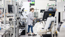 Spaudos konferencija ir mokytojų-elektronikos entuziastų apdovanojimai  &bdquo;Hella Lithuania&ldquo; gamykloje