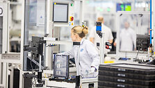 Spaudos konferencija ir mokytojų-elektronikos entuziastų apdovanojimai  &bdquo;Hella Lithuania&ldquo; gamykloje