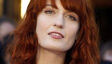 Florence Welch kirpčiukai banguoti, lengvi ir gražiai dera prie pasirinktos &scaron;ukuosenos.