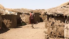 Kai kurios laukinės gentys &bdquo;prijaukinamos&ldquo; ir paverčiamos masalu turistams. Būtent tai įvyko Afrikoje.