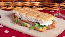 Paninis su kumpiu ir mocarela