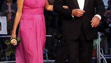 Aktorius Alainas Delonas ir Prancūzijos kultūros ministrė Aurelie Filippetti &ndash; eleganti&scaron;ka klasika, pagardinta lėli&scaron;kai rožiniu &scaron;vytėjimu.