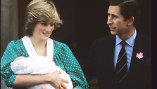 Princas Čarlzas ir Velso princesė Diana su naujagimiu Williamu i&scaron;vyksta i&scaron; &Scaron;v. Marijos ligoninės 1982 metų birželio 22 d. 