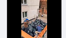 Bandoma sudaryti įspūdį, kad sunkvežimyje matomi mirusieji nuo COVID-19