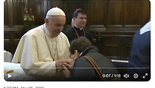 Pranciškus kai kuriems leido ne tik paspausti, bet ir pabučiuoti ranką