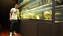 Lionelis Messi su trofėjais 