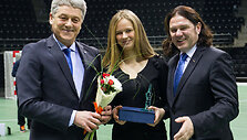 Lietuvos žolės riedulio federacijos prezidentas Leonardas Čaikauskas ir geriausia žaidėja Simona Grubliauskaitė.