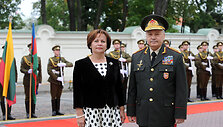Lietuvos ministrė Rasa Kuknevičienė ir Azerbaidžano gynybos ministras Safaras Abiyevas