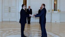 A. Žurauskas įteikia skiriamuosius ra&scaron;tus prezidentui