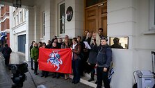 Protesto akcijos Londone prie&scaron; nesąžiningus rinkimus