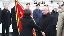 Rasa Juknevičienė Kra&scaron;to apsaugos ministerijos vėliavą perdavė Juozui Olekui