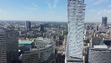 Var&scaron;uva i&scaron; auk&scaron;tai nuo stalininio dangoraižio