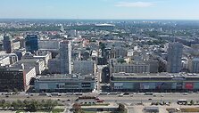 Var&scaron;uva i&scaron; auk&scaron;tai nuo stalininio dangoraižio