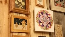 Gervių lizdas. Atiduotais daiktais puo&scaron;tos sienos
