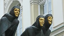 Lietuvos nacionalinį dramos teatrą vainikuojančios skulptoriaus Stanislovo Kuzmos sukurtos &bdquo;Trys mūzos&ldquo;