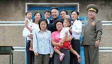 Kim Jong Unas pozuoja su &scaron;eima
