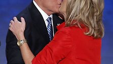 Mittas Romney bučiuoja žmoną Ann