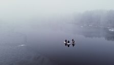 Su plaustu draugai i&scaron;plaukė žiemą, ant ledu beužsitraukiančio tvenkinio