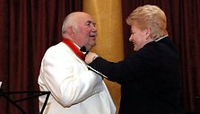 Prezidentė Dalia Grybauskaitė apdovanojo profesorių Donatą Katkų