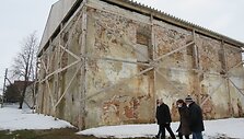 Ant medinių stulpų sinagogos i&scaron;orėje ir viduje laikosi apsauginis stogas. 
