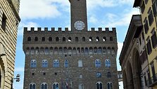 Sinjorijos aik&scaron;tėje (Piazza della Signoria) stovintys Senieji rūmai ir &scaron;ių rūmų Žemėlapių salė, kurioje galima rasti ir Lietuvos žemėlapį
