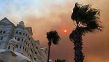Gaisrų dūmų nuspalvintas dangus Turkijoje