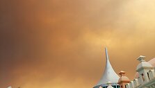 Gaisrų dūmų nuspalvintas dangus Turkijoje