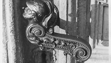 Istorinės Palangos senosios vaistinės eksterjero detalės. Ir &scaron;iandien dalis i&scaron;orės puo&scaron;ybos i&scaron;likusi, restauruota. Ne mažiau įdomus ir vaistinės interjeras