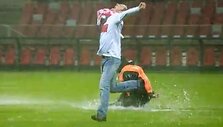 Po permirkusį Lenkijos stadioną bėgioję sirgaliai
